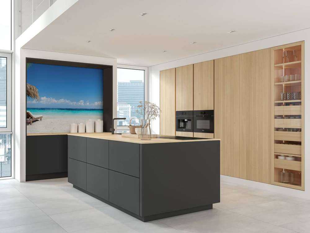 Stoelen en parasol op tropisch strand