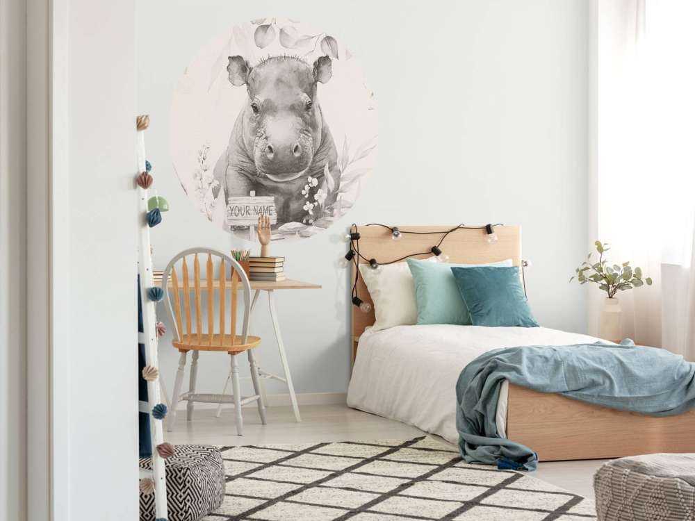 Baby nijlpaard in de bladeren beige