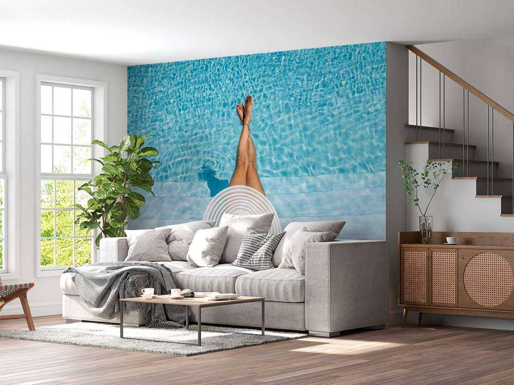 Vrouw bij het zwembad