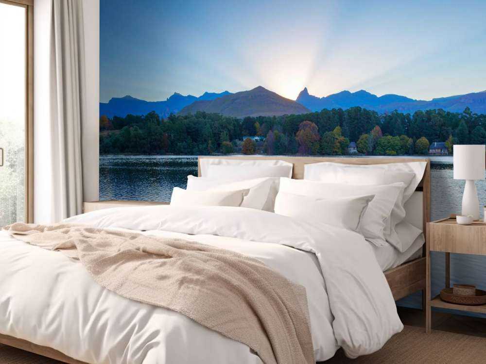 Groot meer bij zonsopkomst