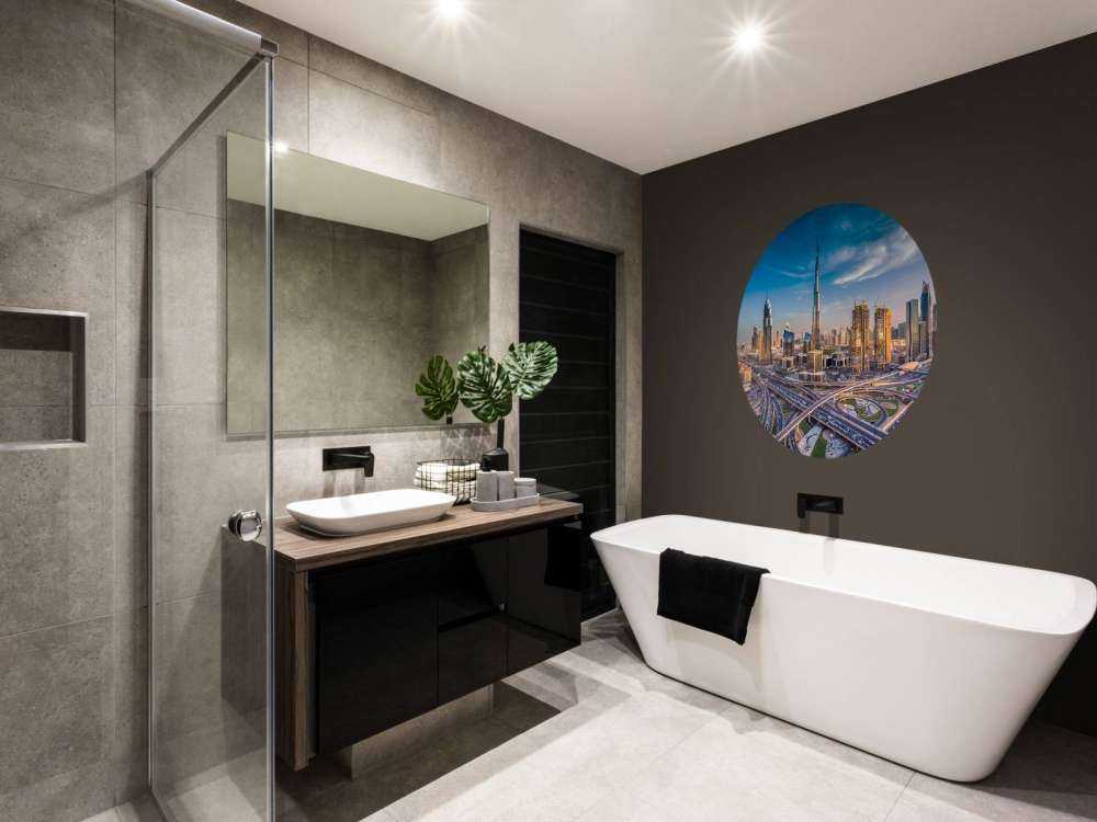 Snelwegen in Dubai met de skyline op de achtergrond