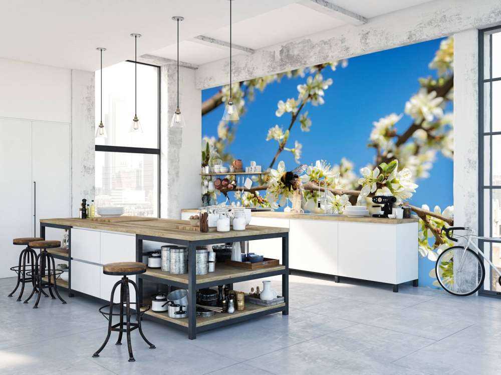 Hommel met witte bloesems