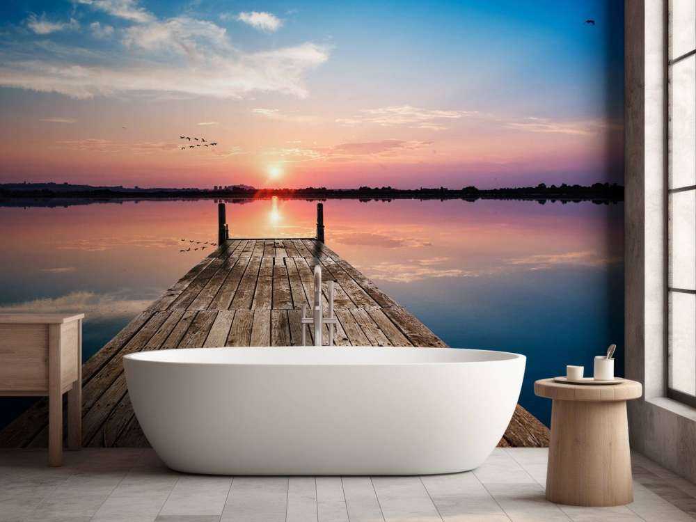 Houten steiger met reflecterend zeewater