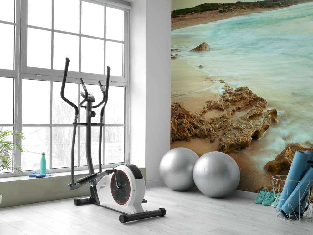 Rustig strand met rotsen