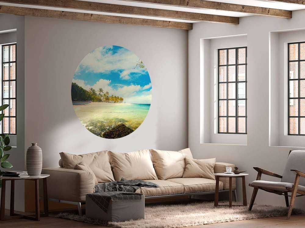 Wit strand met een kleurrijke zee