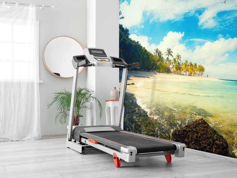 Wit strand met een kleurrijke zee