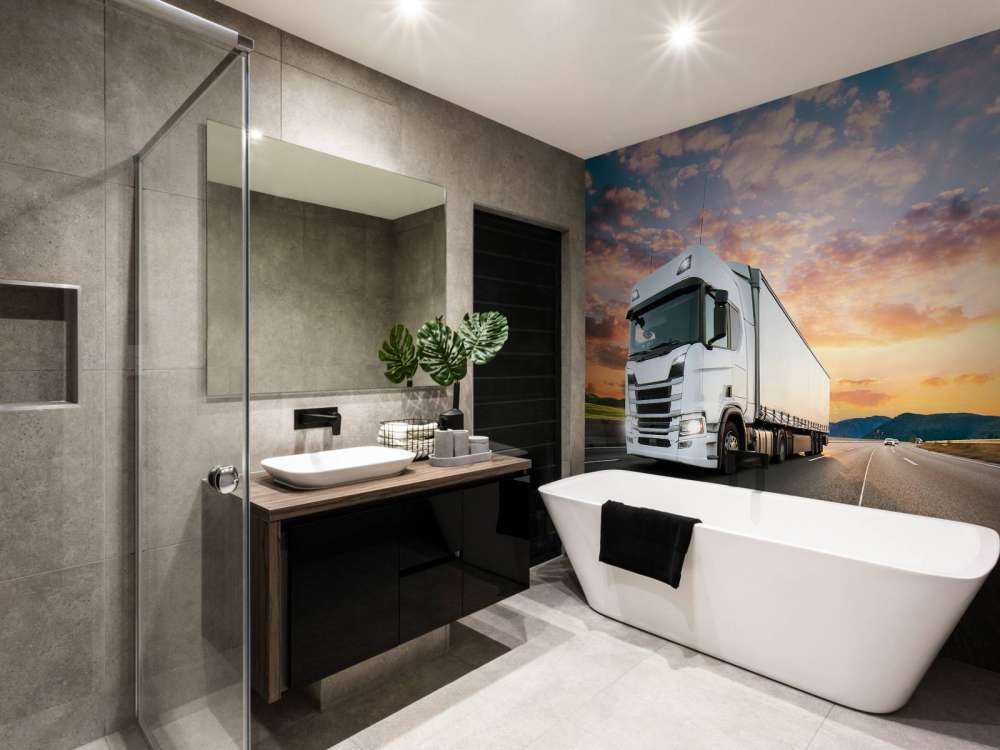 Witte vrachtwagen op de snelweg bij zonsondergang