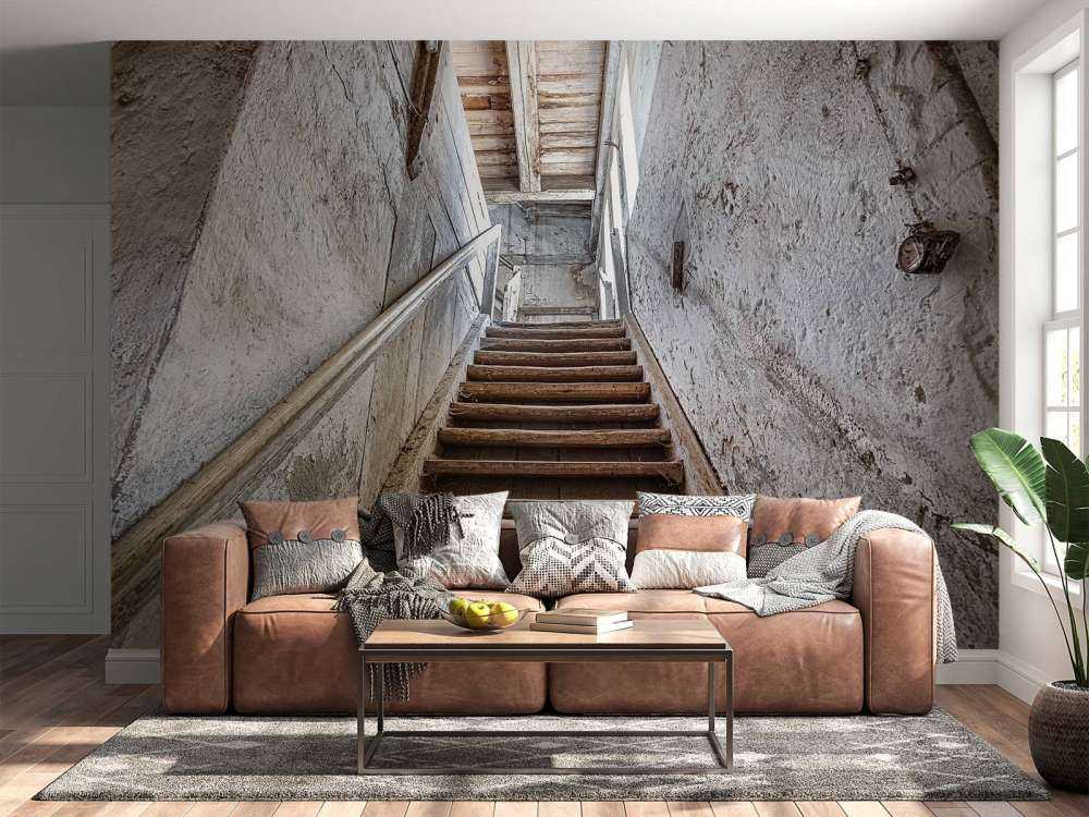 Oude trap in een verlaten huis