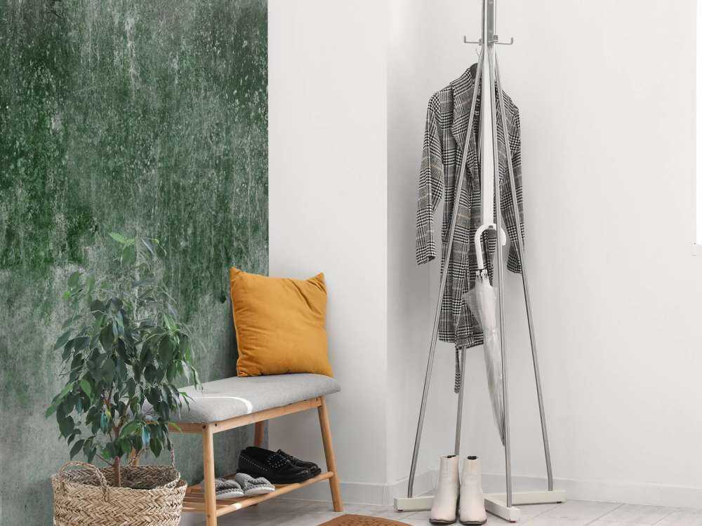 Oude verweerde groene muur