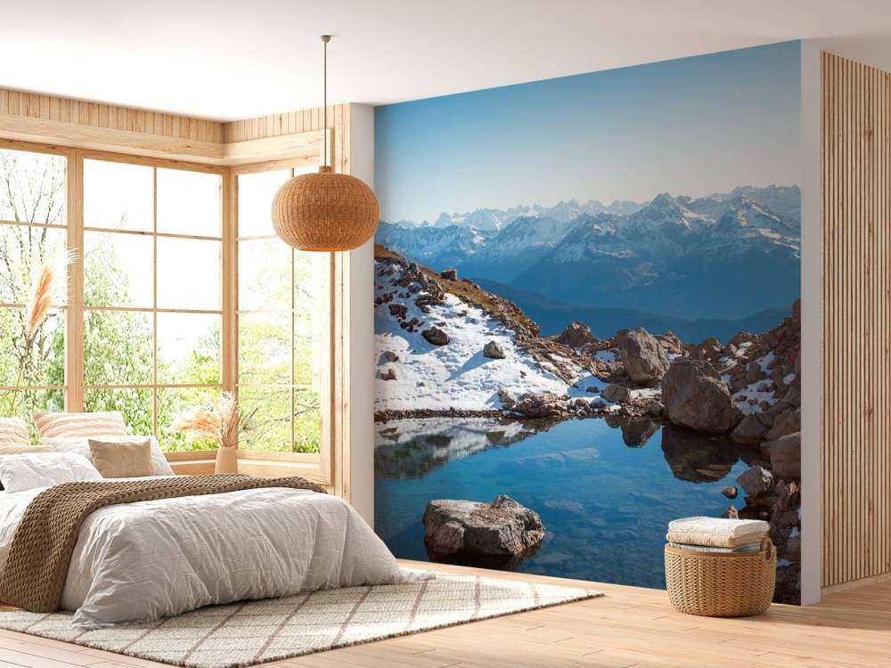 Bergmeer tussen sneeuwtoppen