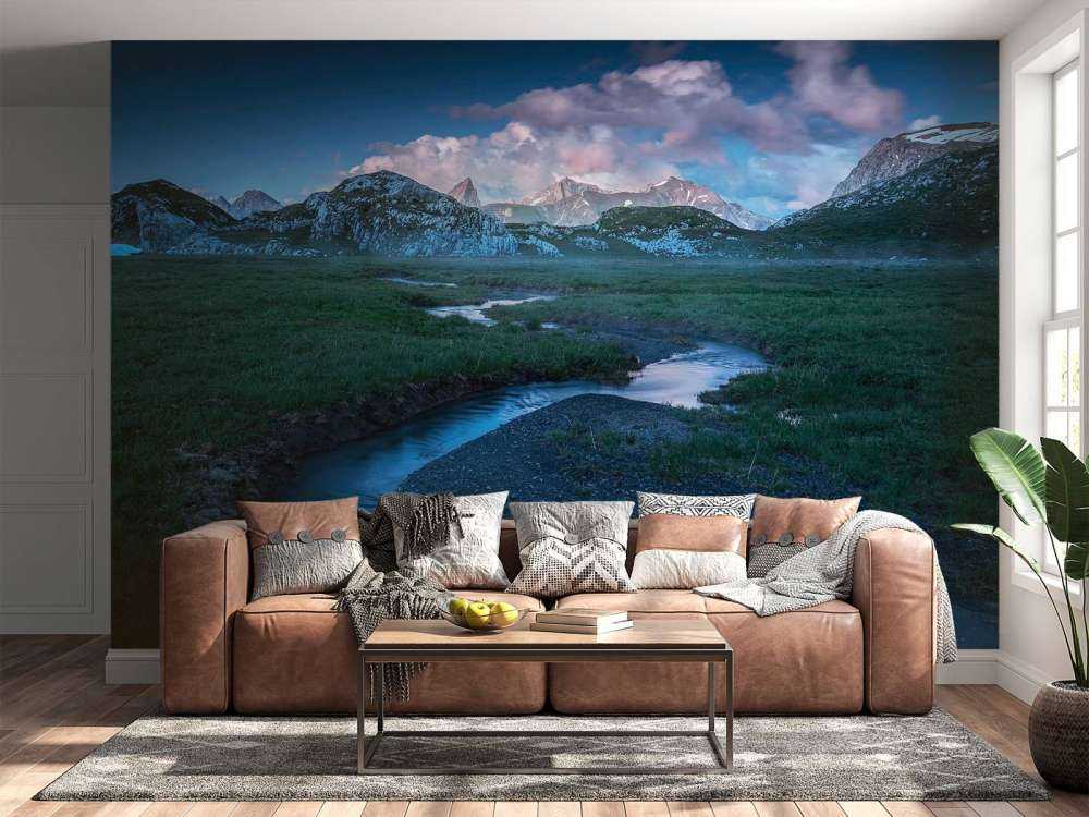 Avondlicht over bergvallei met beek