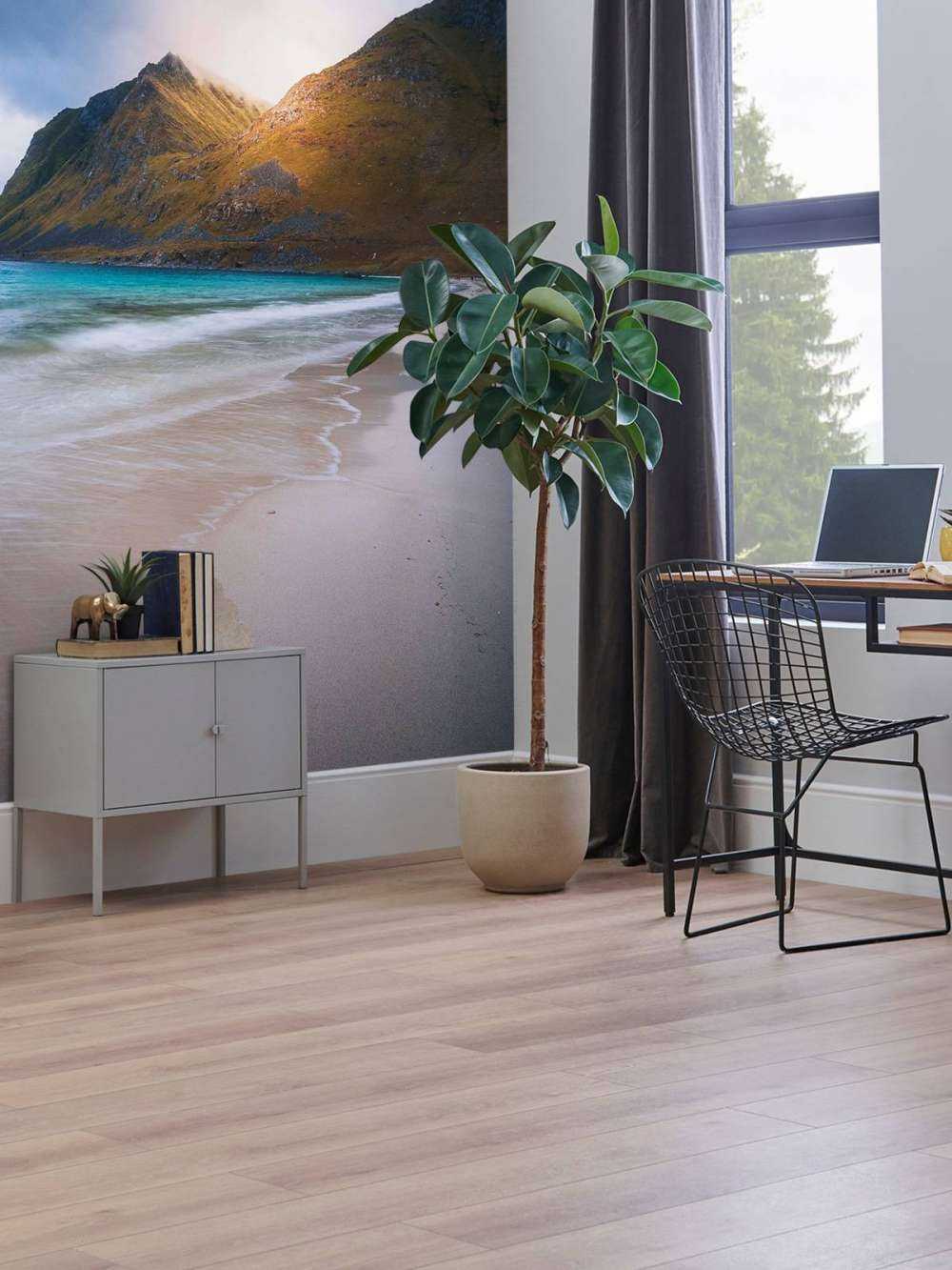 Zonlicht op berg en branding