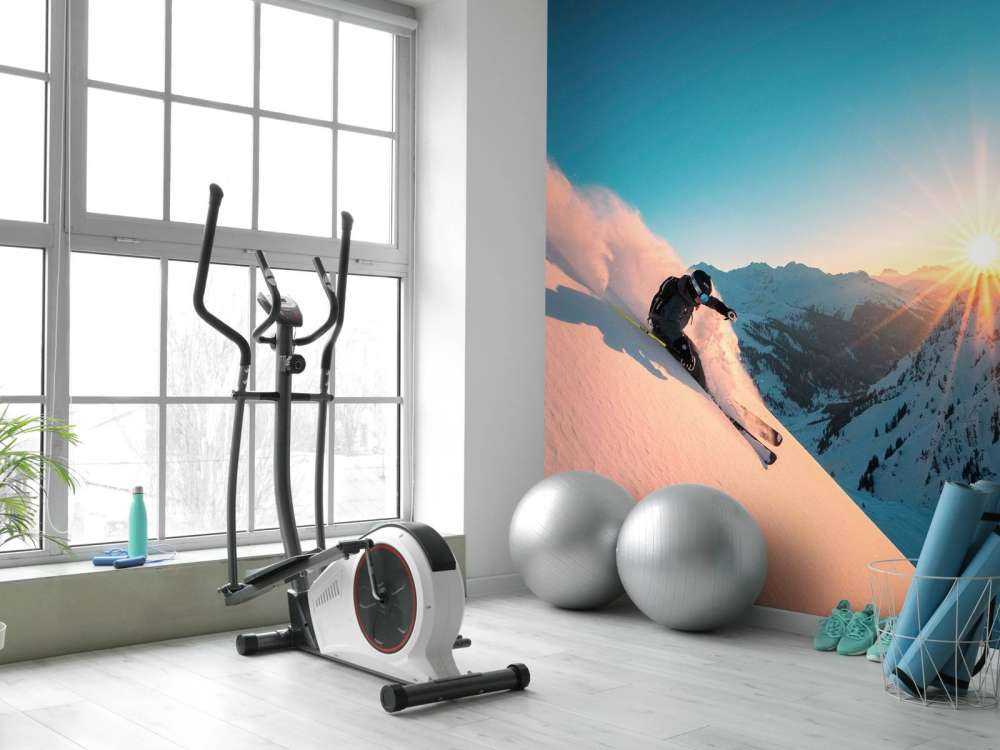 Sneeuwafdaling bij vurige zonsondergang