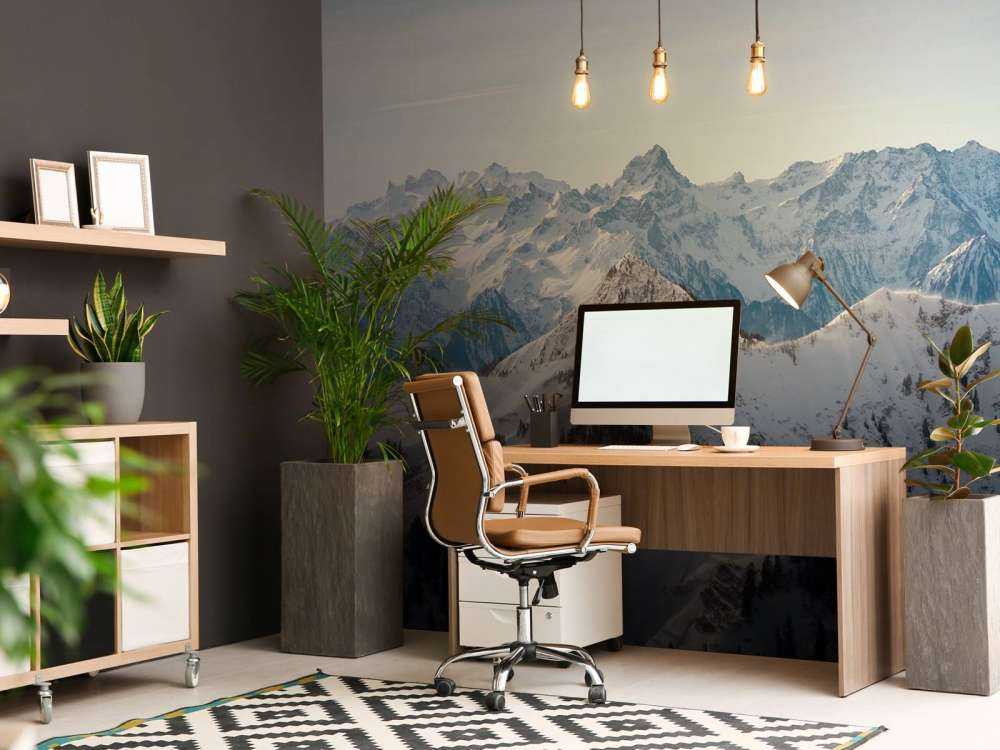 Winterse bergketen met besneeuwde sparrenrug