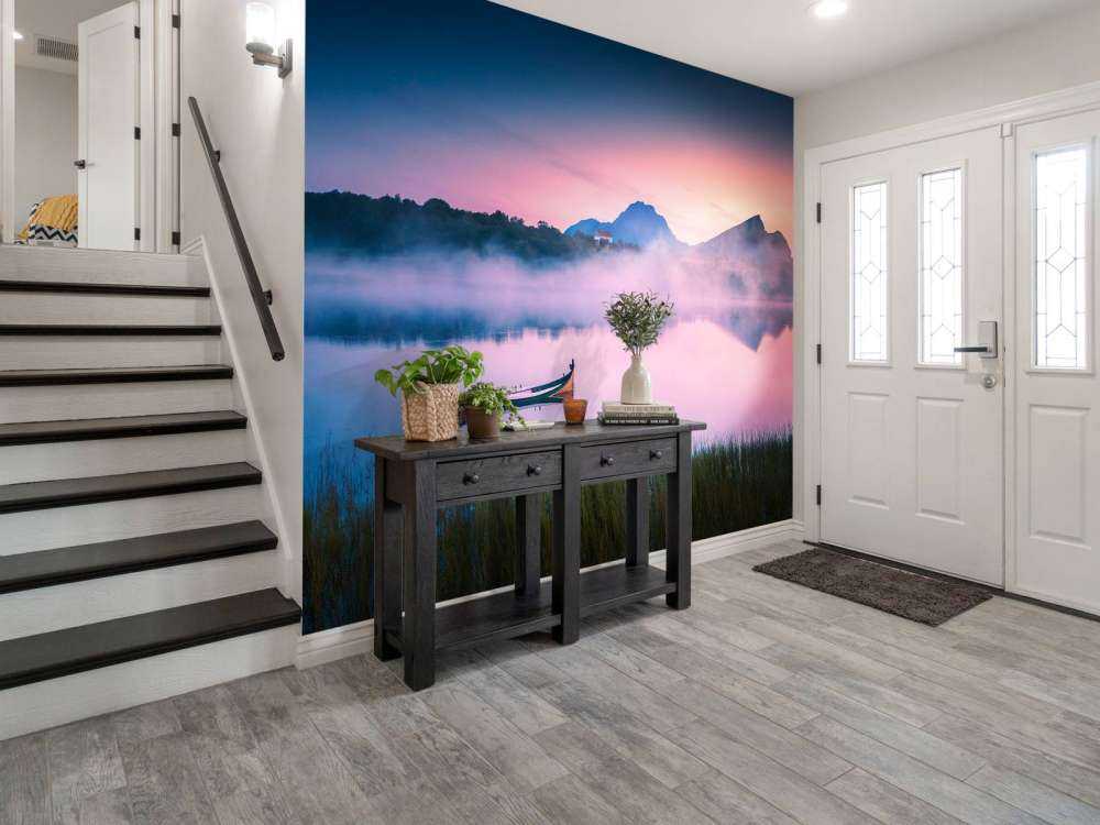 Mistige zonsopgang aan het meer