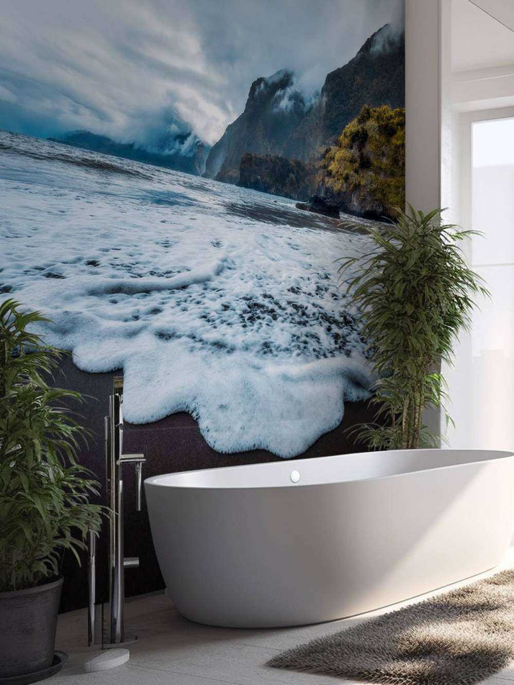 Dramatische kust met mistige kliffen