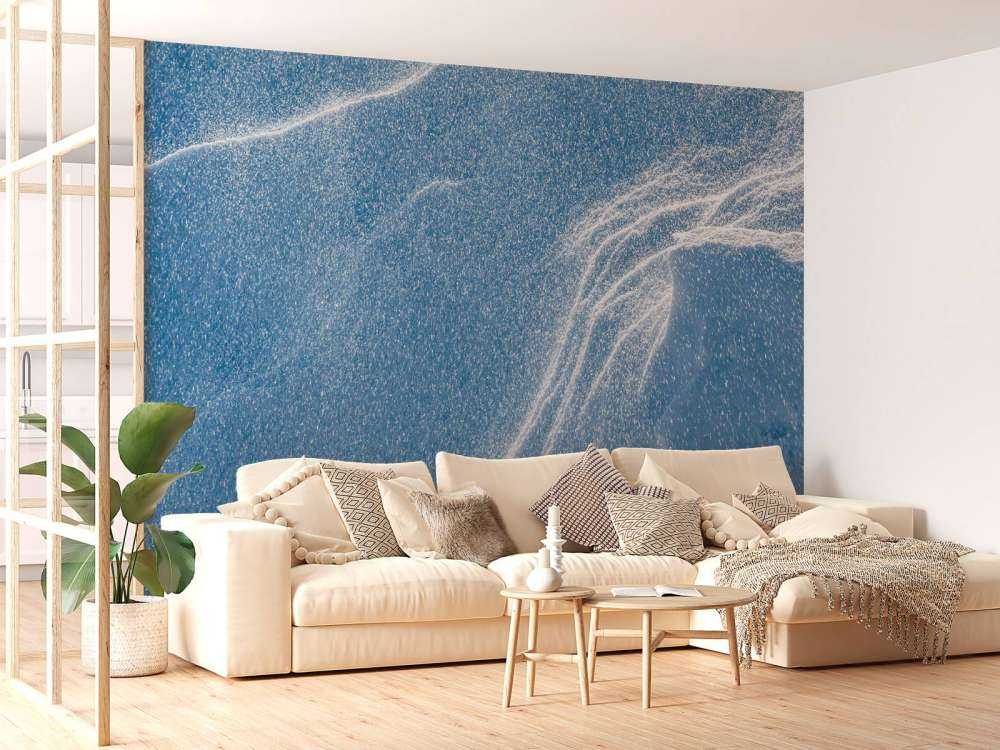 Wervelende sneeuw op ijsblauw landschap