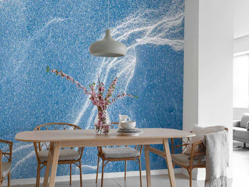 Wervelende sneeuw op ijsblauw landschap