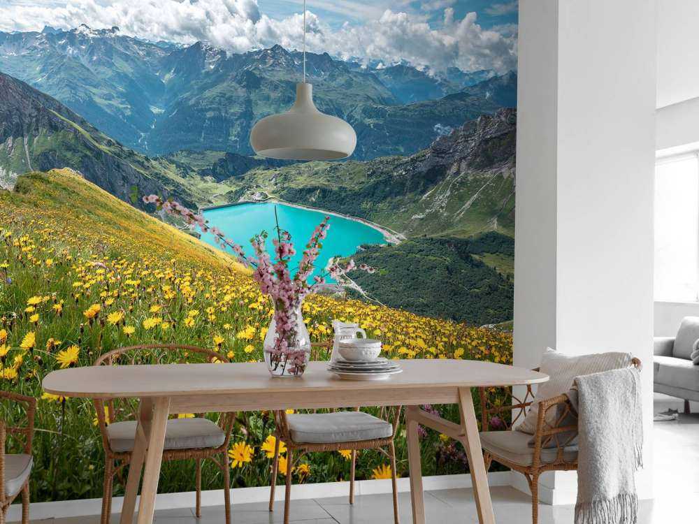 Bloemenweide boven turquoise bergmeer