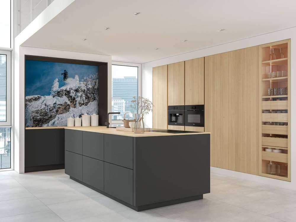 Freestyle skiër in besneeuwde bergwereld