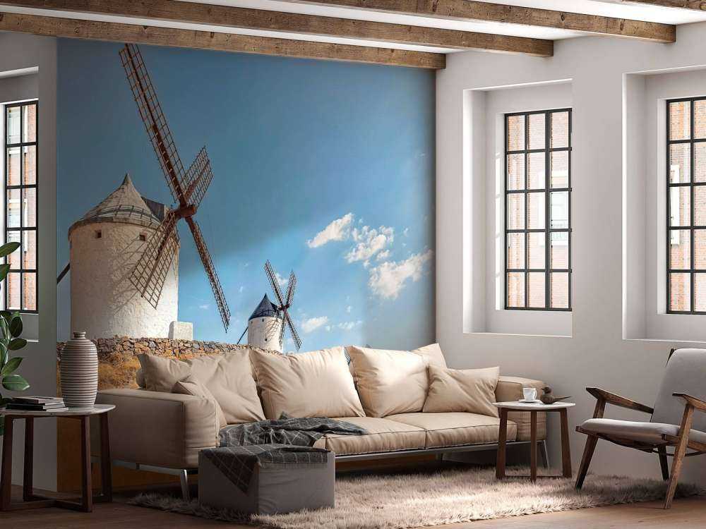 Zomerheuvel met witte windmolens