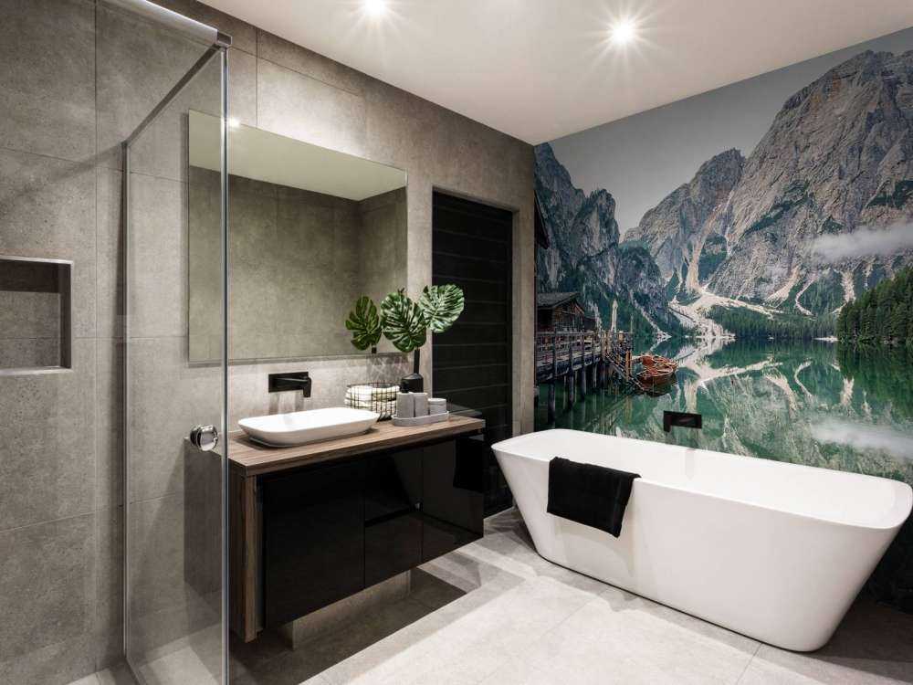 Bergmeer in stille ochtendmist