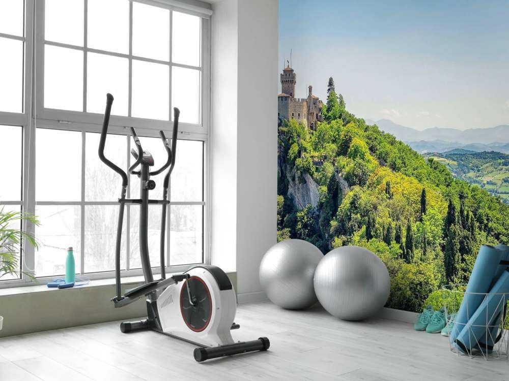 Bergkasteel boven groene heuvels