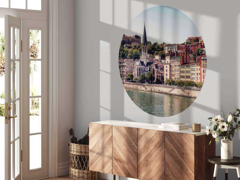 Zonnige stadsoever met pastelkleurige gevels