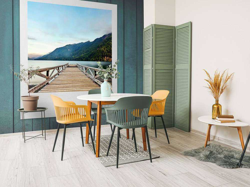 Houten steiger aan bergmeer