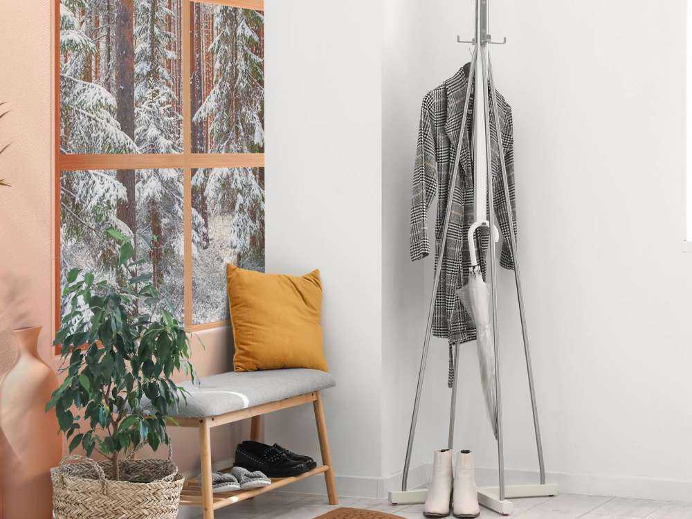 Sneeuwstilte in dennenbos