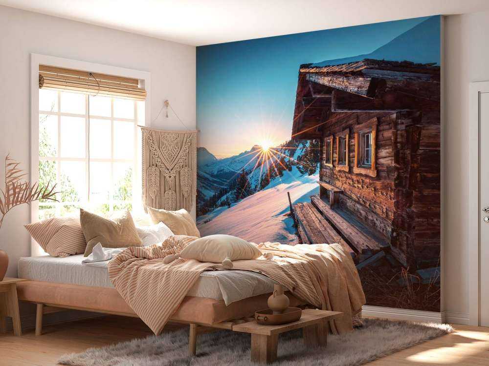 Ochtendlucht bij houten alpenhut