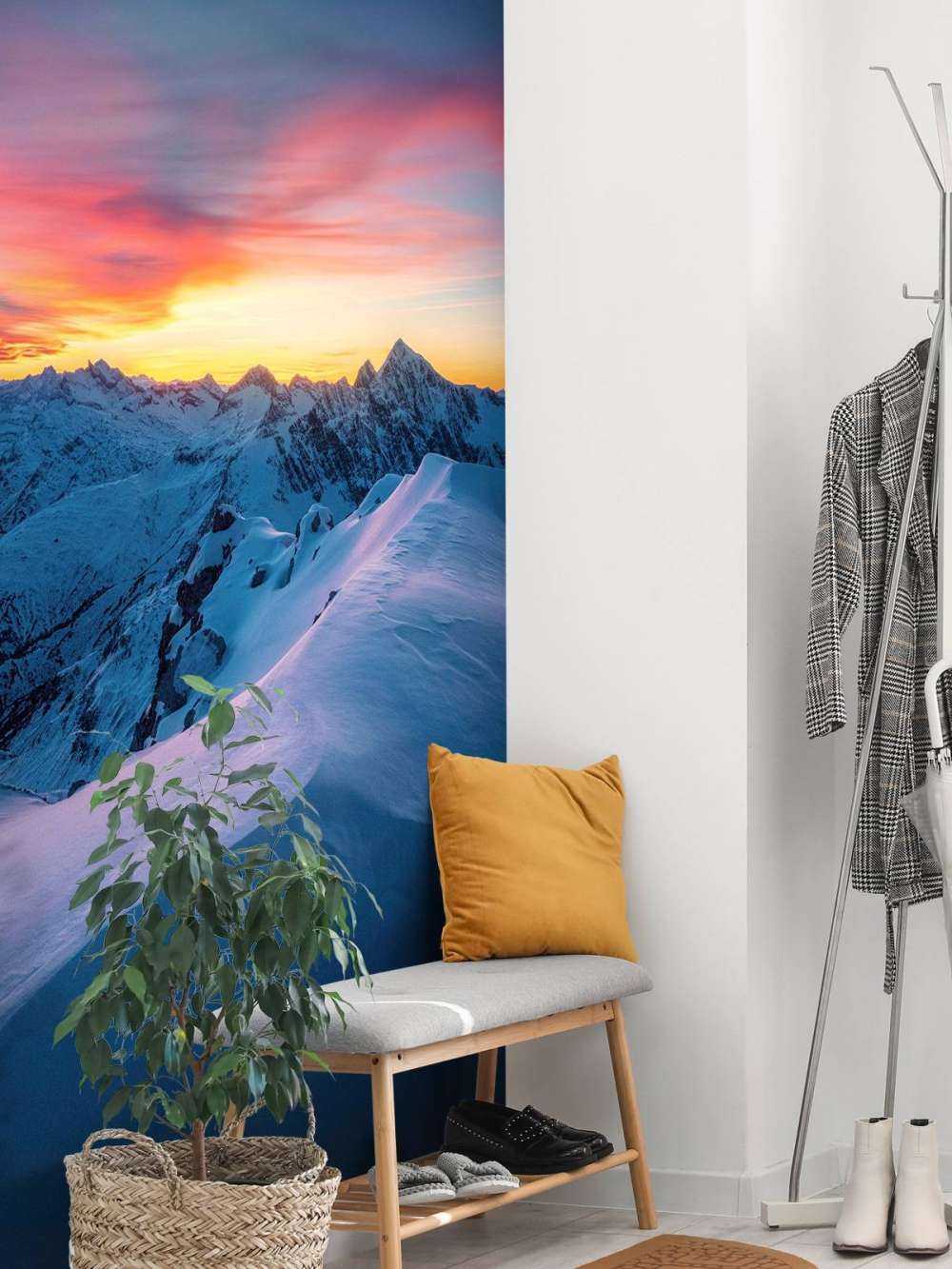 Besneeuwde pieken bij dageraad