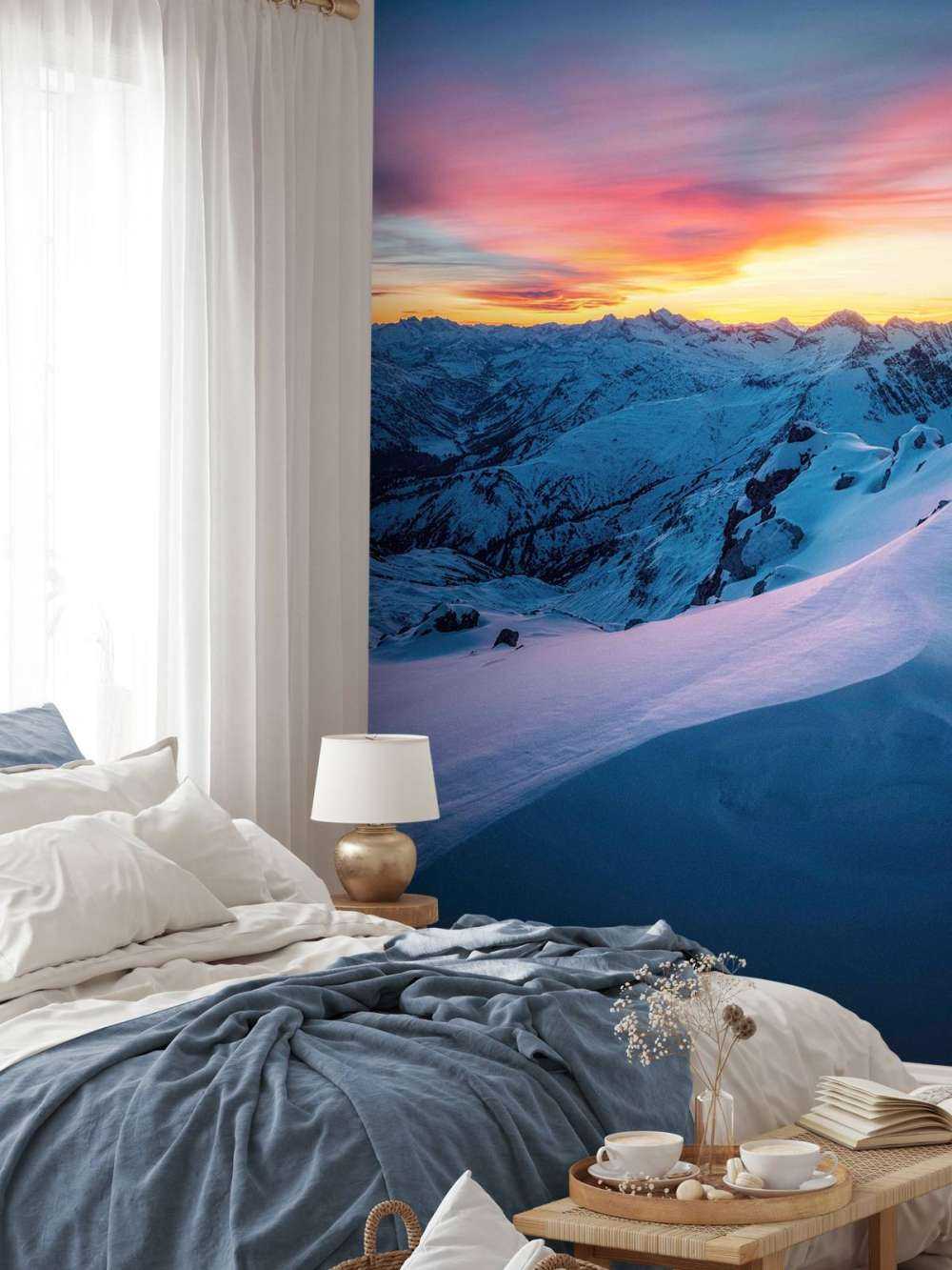 Besneeuwde pieken bij dageraad