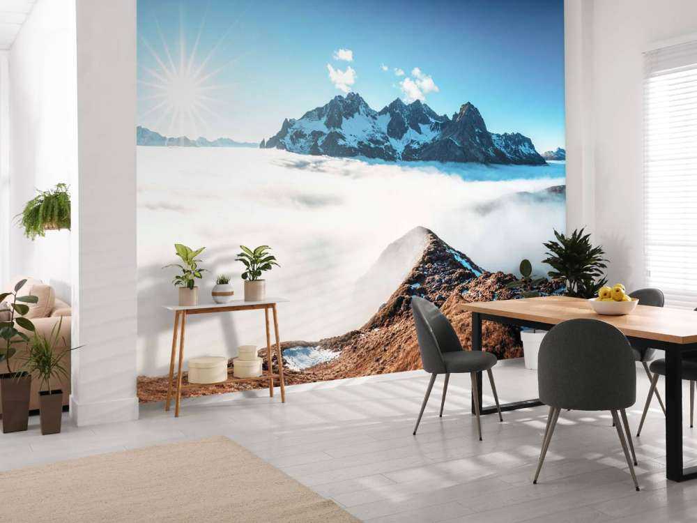 Zonovergoten bergvallei met wolkenzee