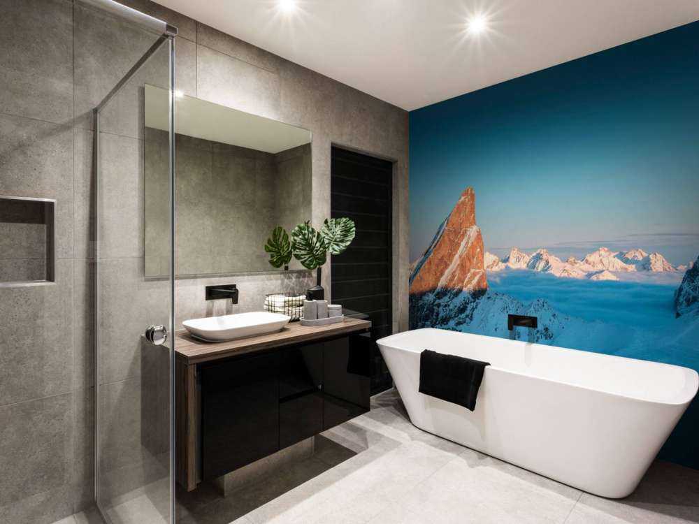 Ochtendlicht op besneeuwde bergkam