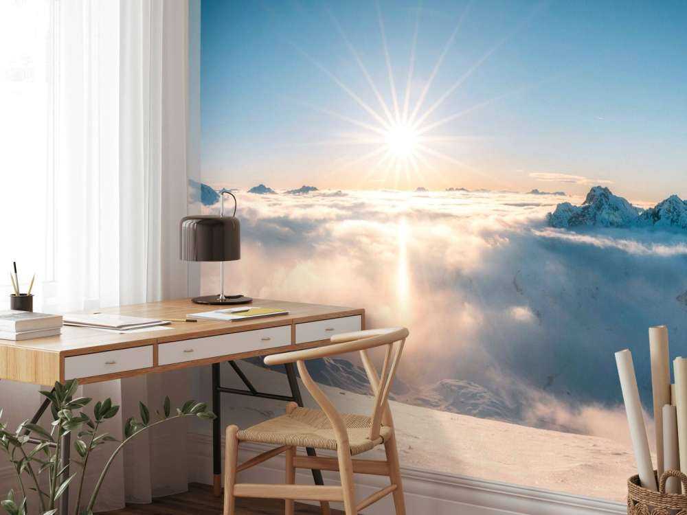 Zon boven wolkendek in alpenpanorama