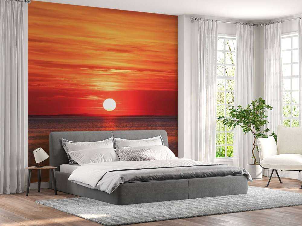 Vuurrode zonsondergang boven kalme zee