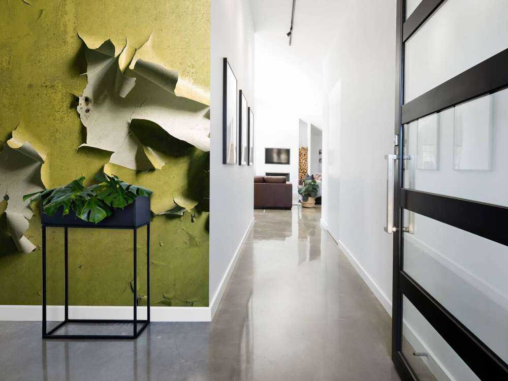 Afladderende Verf op Groene Muur