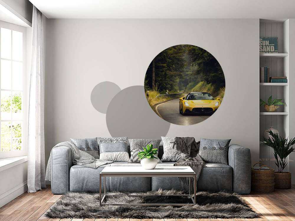 Gele Maserati in het groene woud