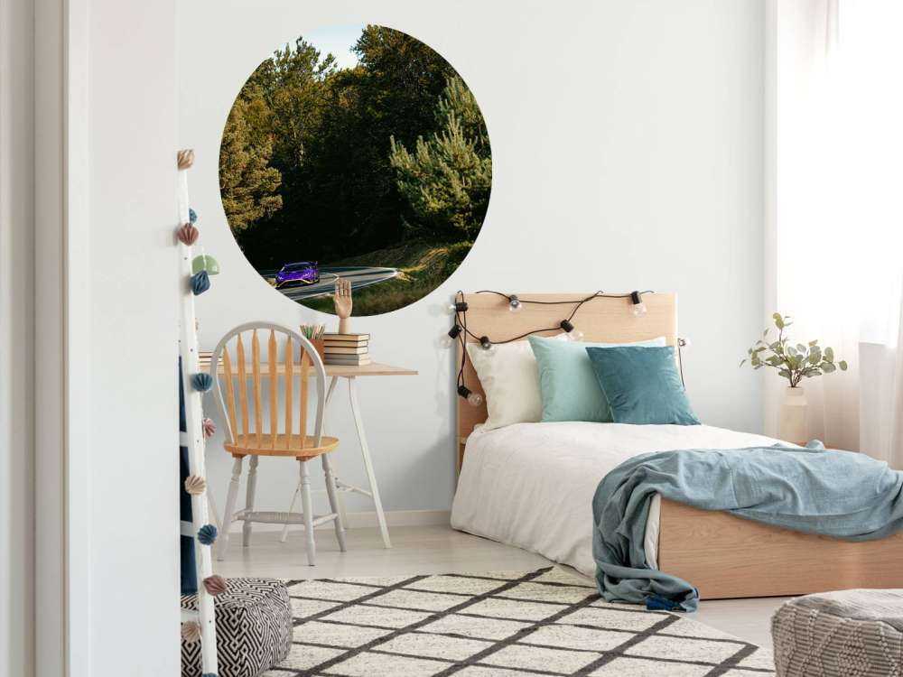 Paarse Lamborghini Huracán in boslandschap