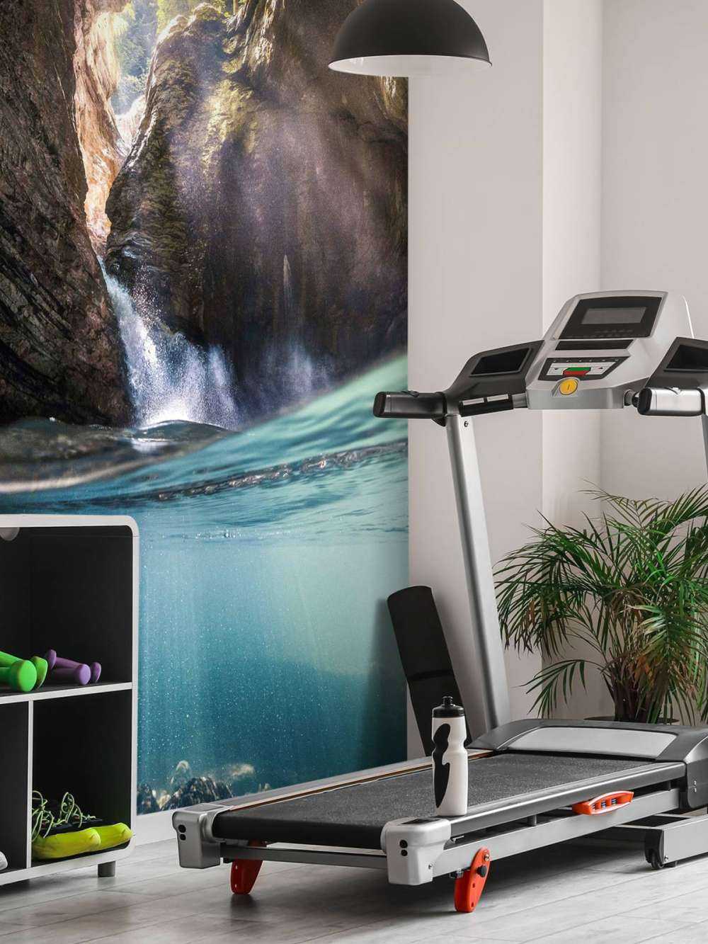 Zonlicht in bergkloof met waterval