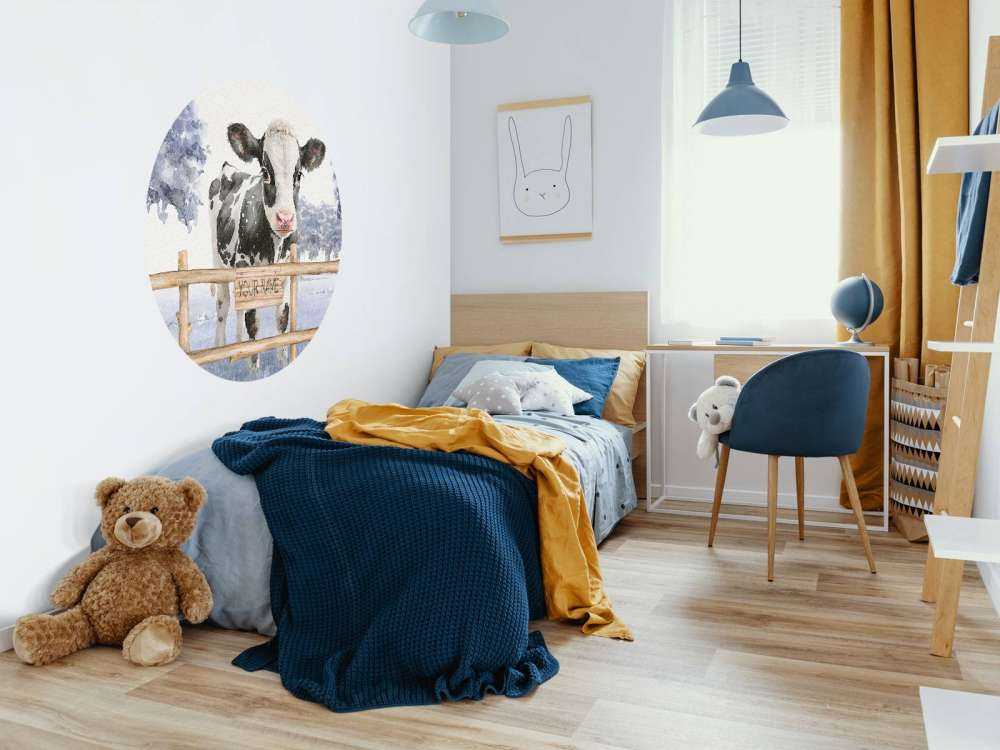 Jonge koe in een weiland blauw