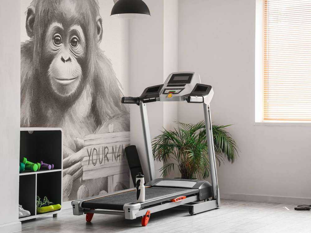 Jonge orang-oetan in de jungle beige