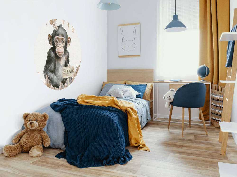 Baby chimpansee in de jungle taupe