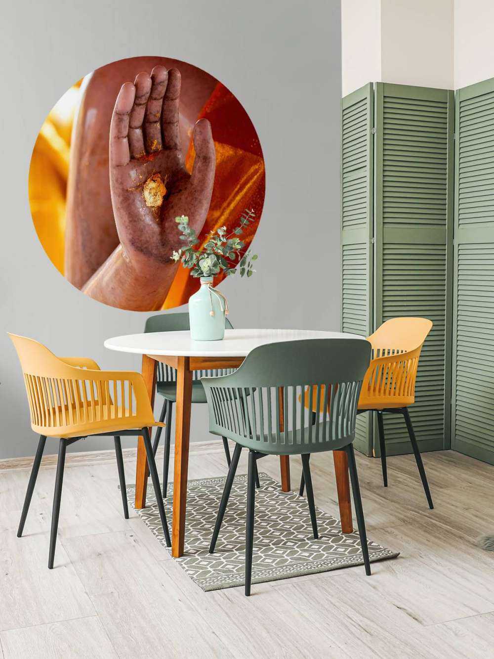 Handpalm met gouden plak  Tempelcomplex Bangkok  (Thailand)  