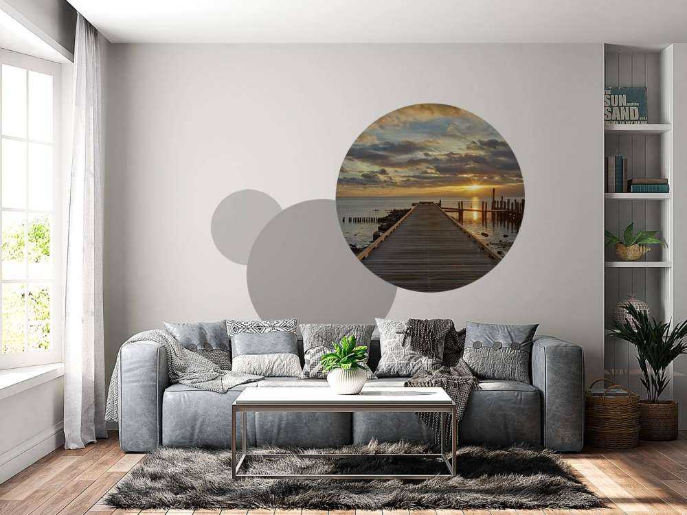 Houten steiger met zonsopkomst