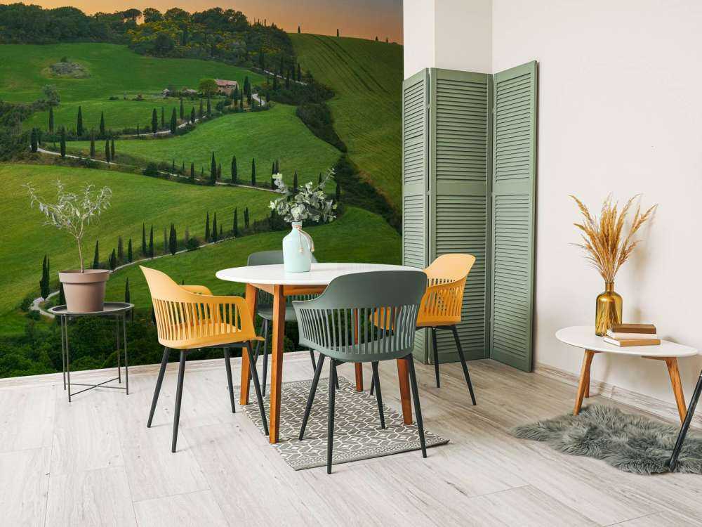 Slingerweg met cipressen