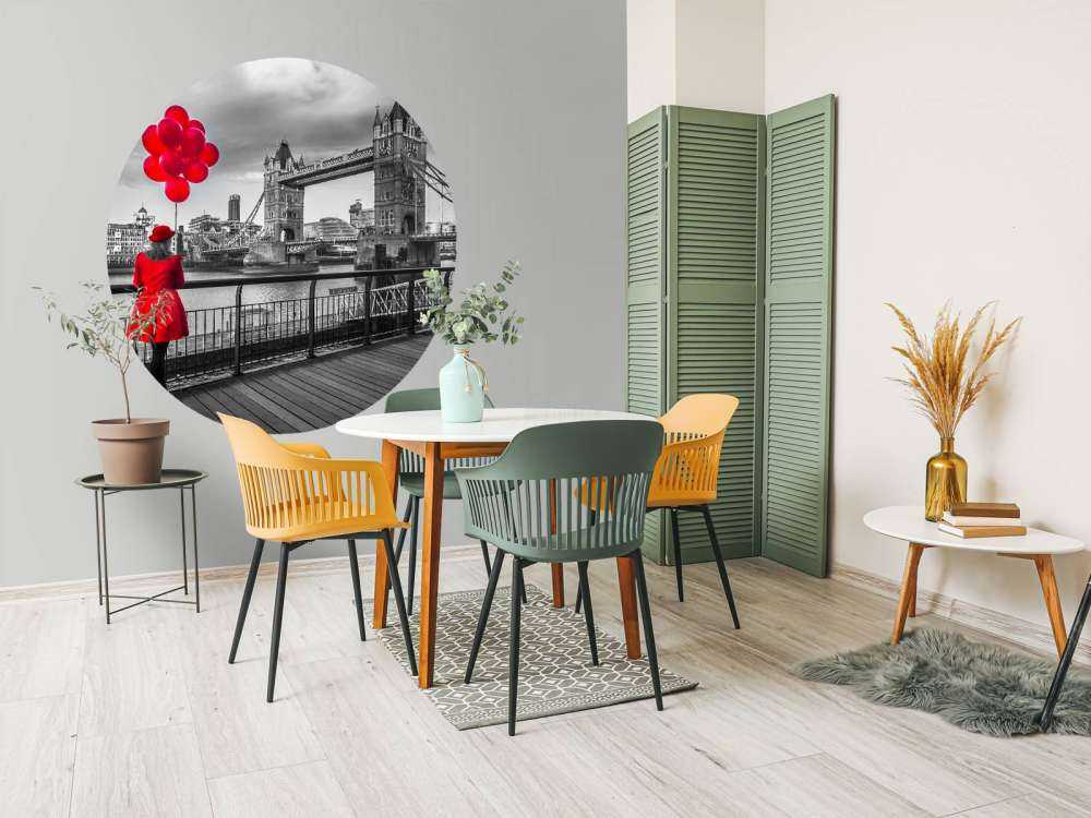 Vrouw bij de Tower bridge