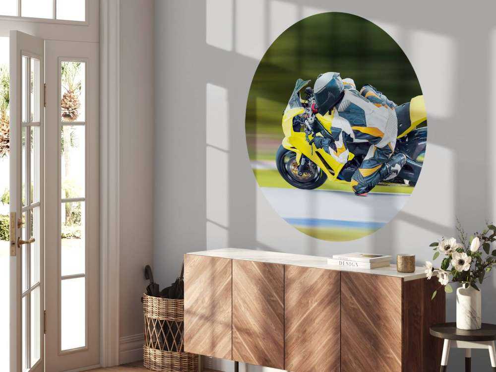 Gele motor maakt een scherpe bocht