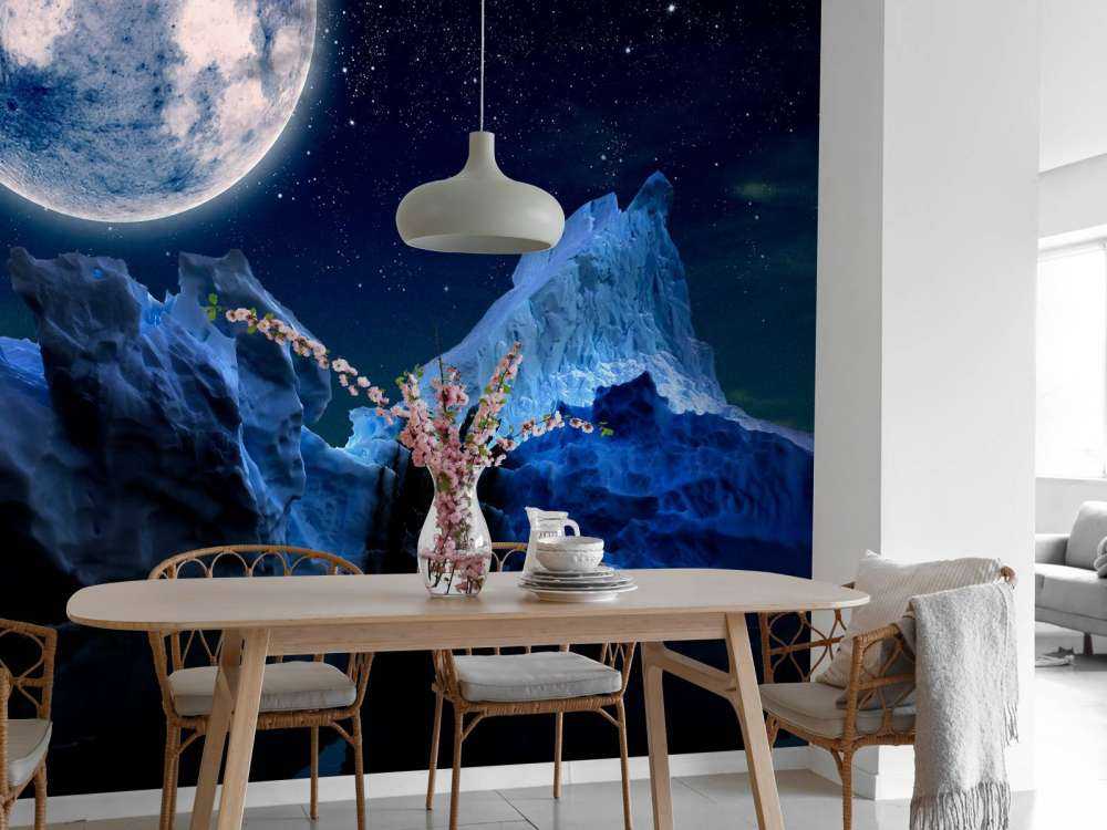 Volle maan boven ijsbergen